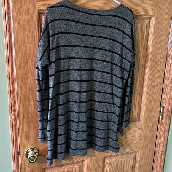 Tunic long sleeve top - Picture 2 of 3